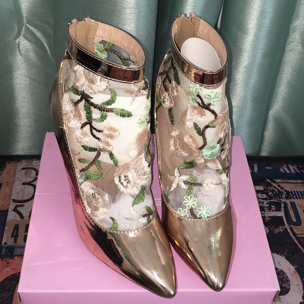 New. Rose gold, embroidered pumps